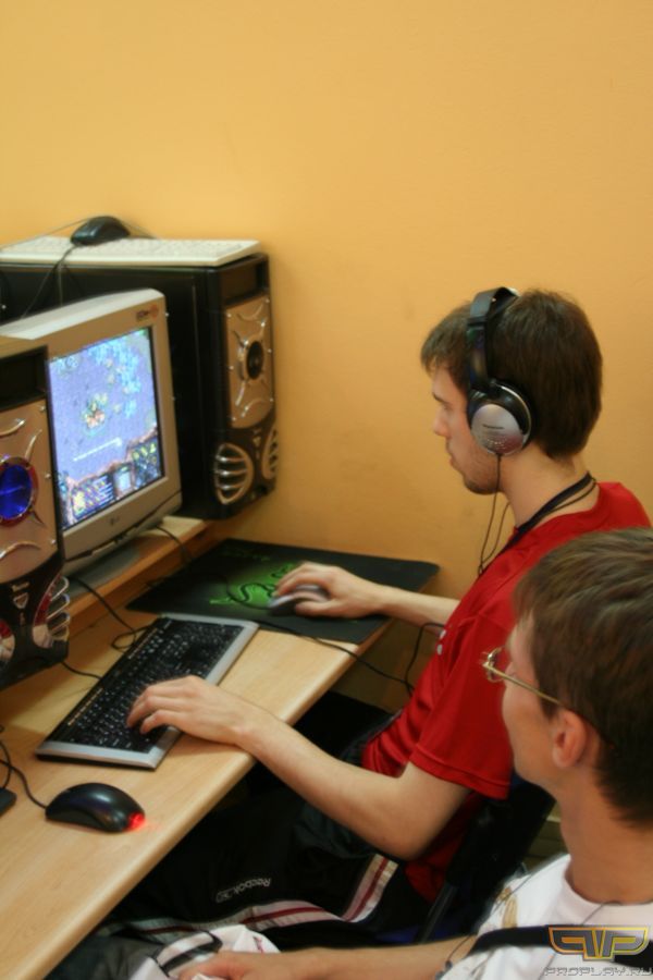 Notforu продолжает контролить своих зергов