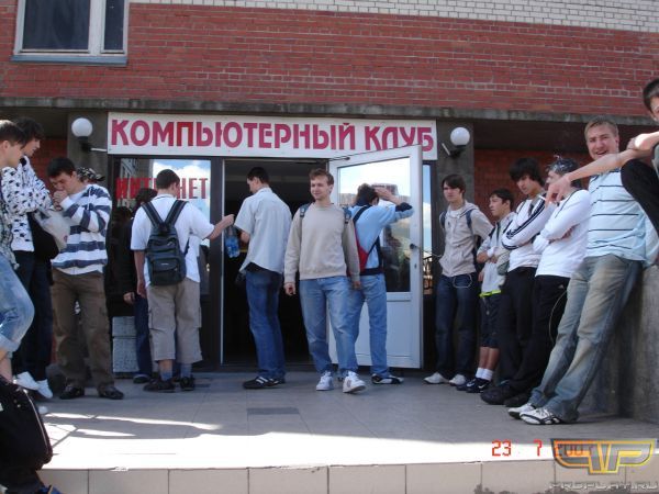 Толпа желающих сыграть в Counter-Strike