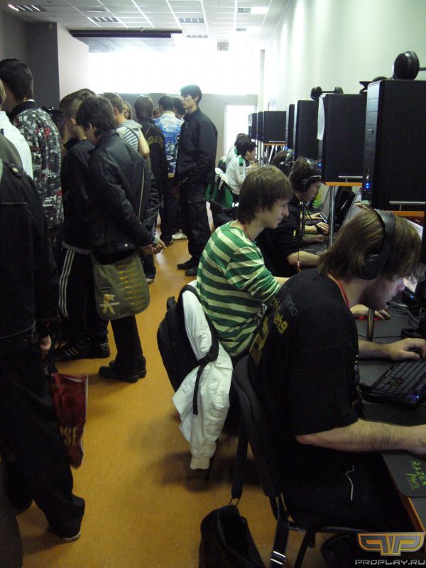А вот к Kerch.net все стоят спиной, ибо сзади Wicked ^^