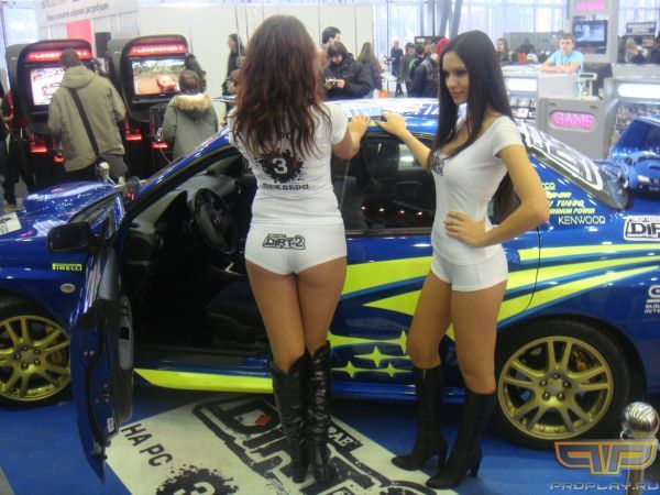 Subaru WRX с красивыми девушками