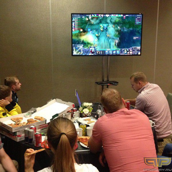 Наблюдая за матчами можно и перекусить (instagram.com/#dota2ti) 