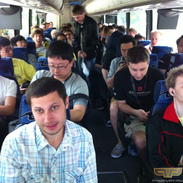 Автобус везет игроков в Banroya Hall (instagram.com/#dota2ti) 