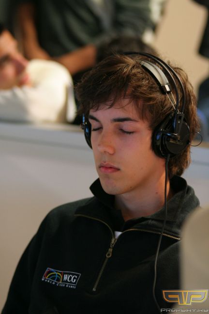 Grubby закрыл глаза на пару минут перед игрой 